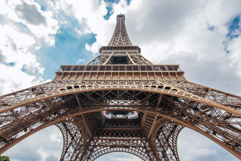 Vista inferior de la Torre Eiffel